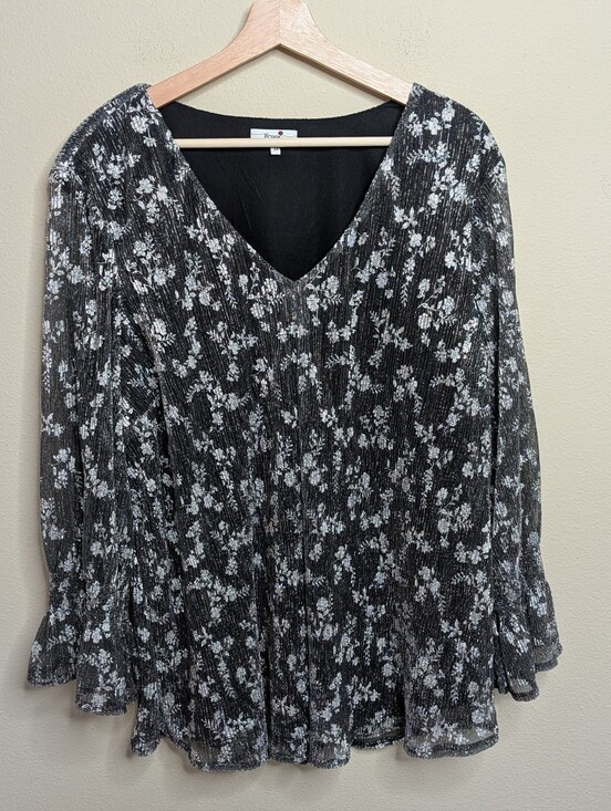 Poppi Tops - Poppi Metallic Floral Top NWT Size 3X Black Silver Lurex‎ Bell Sleeve V Neck